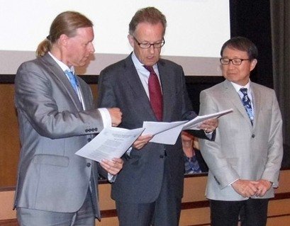 PNND Global Coordinator Alyn Ware presenting the Japanese and Korean parliamentary statements to UN Director-General Michael Moller and UN Ambassador for Japan Toshio Sano